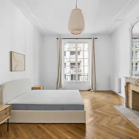 Brainresidence Close To Arc De Triomphe